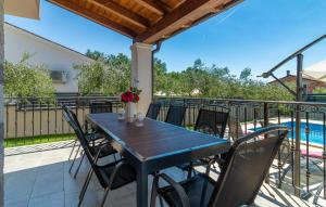 Bazén v ubytovaní 4 Bedroom Pet Friendly Home In Vodnjan alebo v jeho blízkosti