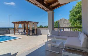 Bazén v ubytovaní 4 Bedroom Pet Friendly Home In Vodnjan alebo v jeho blízkosti