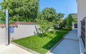Vonkajšia záhrada v ubytovaní 4 Bedroom Pet Friendly Home In Vodnjan