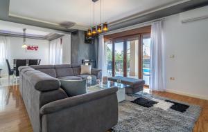 Posedenie v ubytovaní 4 Bedroom Pet Friendly Home In Vodnjan