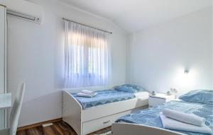 Posteľ alebo postele v izbe v ubytovaní 4 Bedroom Pet Friendly Home In Vodnjan