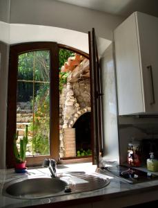 w kuchni z umywalką i oknem w obiekcie Petit coin de Paradis a cote de Monaco w mieście Roquebrune-Cap-Martin +37 zdjęć