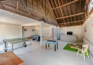 Habitación con mesa de ping pong y sofá en City to Country Retreat Luxury Cottage with Hot Tub, en Toppesfield