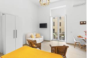 a living room with a yellow table and chairs at SORRENTO BEAUTY in Sorrento