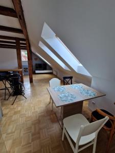 a living room with a table and chairs and a piano at Casa di Giovanni - Österreich in Frohnleiten