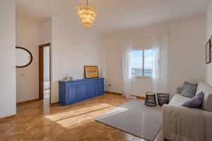 Χώρος καθιστικού στο 2 Bedroom Unique Ocean View apartment in Tajao