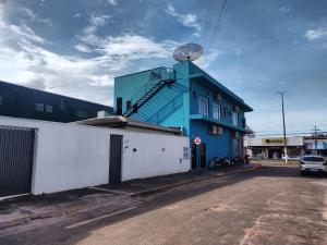 a blue building with a windmill on top of it at Apartamento aconchegante em Cacoal4 in Cacoal