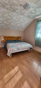 un dormitorio con una cama en una habitación en La Kaz Des Hauts, en Cilaos