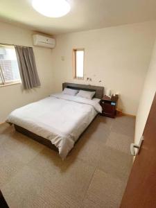 a bedroom with a large white bed with a window at 栖禾 seika in Nagoya