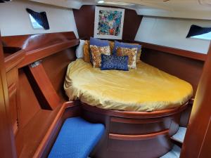 LUXURY YACHT STAY "White Dove" sleeps 6 في جبل طارق: سرير صغير في الجزء الخلفي من قارب