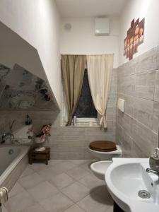 uma casa de banho com um lavatório, um WC e uma banheira em Casa di vacanza "San Nicola" em Olbia