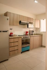uma cozinha com um fogão e um frigorífico em Nuevo Departamento en CentroHistórico de Arequipa em Arequipa