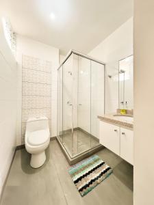 Un baño con inodoro y ducha de cristal. en Nuevo Departamento en CentroHistórico de Arequipa, en Arequipa