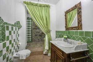 un baño con lavabo y ducha en BASILIMO di Home Hill, en Capannori 27 fotos más