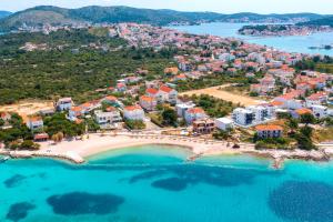 een luchtfoto van een resort aan een strand bij First Choice Apartment Rogoznica in Rogoznica