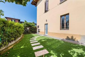 a garden with green grass and a building at Appartamento La Pergola in Moniga