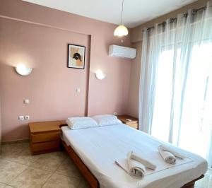 1 dormitorio con 1 cama grande y 2 toallas. en House in Eleusis (Elefsina) a city close to Athens, en Eleusis