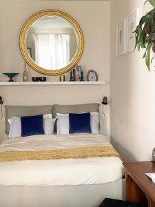 een slaapkamer met een bed met een spiegel erboven bij La Torre in Florence