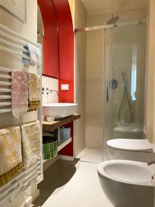 佛羅倫斯的住宿－拉托雷農家樂，浴室配有卫生间、盥洗盆和淋浴。