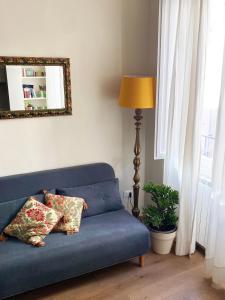 1 sofá azul con 2 almohadas en la sala de estar en La Torre en Florence