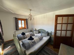 Tempat tidur dalam kamar di Ferienwohnungen Mende