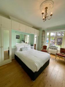 Uma cama ou camas num quarto em Shandon Bells Guest House