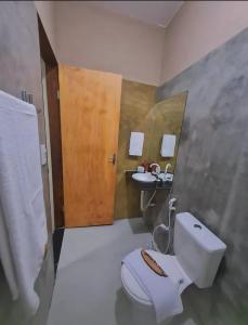 ein Bad mit einem WC und einem Waschbecken in der Unterkunft Casa Mar Self Jeri in Jericoacoara