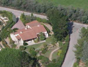 una vista aérea de una casa con techo en Villa Perdrix, en Grimaud