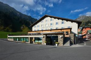 Nespecifikovaný výhled na hory nebo výhled na hory při pohledu z hotelu