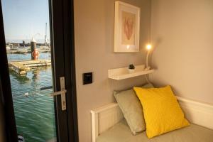 um quarto com uma janela com uma almofada amarela em The Homeboat Company Sant'Elmo-Cagliari em Cagliari