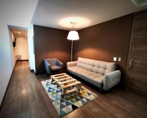 Istumisnurk majutusasutuses Mika Suites