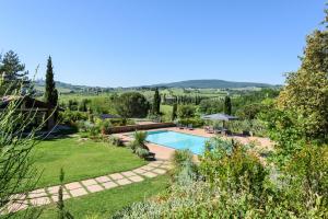 - Vistas al jardín y a la piscina en Villa San Gimignano View, en Strada