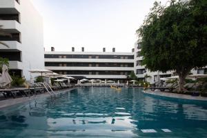 LaBranda Suites Fanabe内部或周边的泳池