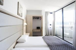 LaBranda Suites Fanabe客房内的一张或多张床位