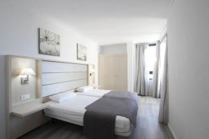LaBranda Suites Fanabe客房内的一张或多张床位
