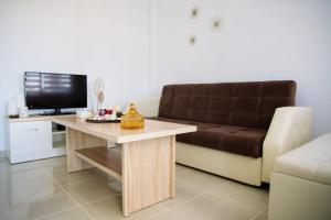 ein Wohnzimmer mit Sofa und Tisch in der Unterkunft Sunset Sea View Cottage in Chalkidiki's Oasis in Metókhion Patriotikón