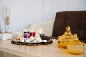 ein Tisch mit einem Teller Eier und Kerzen in der Unterkunft Sunset Sea View Cottage in Chalkidiki's Oasis in Metókhion Patriotikón + 20 Fotos