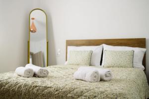 ein Schlafzimmer mit einem Bett mit Handtüchern darauf in der Unterkunft Sunset Sea View Cottage in Chalkidiki's Oasis in Metókhion Patriotikón