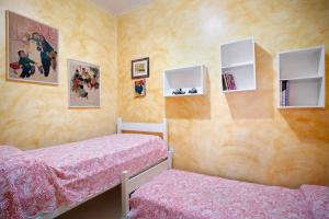 - une chambre avec 2 lits et 2 étagères dans l'établissement Residenza Le Palme, à Alassio