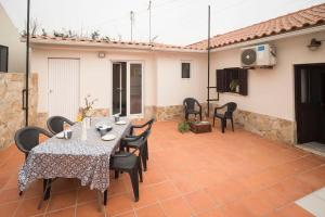 a patio with a table and chairs on a patio at Casa do Sol Nascente in Foz do Arelho