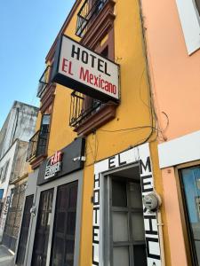hotel el mexican sign on the side of a building w obiekcie Hotel El Mexican Tepic Centro w mieście Tepic