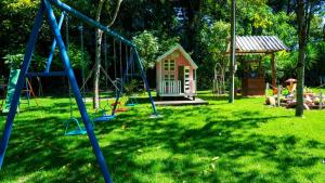 um parque com um parque infantil e uma estrutura de jogos em Recanto 3ELLL em Bodoquena