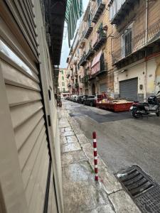 pusta ulica z białymi drzwiami garażowymi na budynku w obiekcie Dost w mieście Palermo
