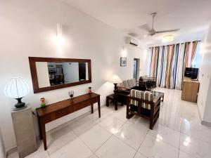 拉维尼亚山Sea View Condo by Ceylon Spaces的客厅配有桌子和镜子