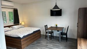 ein Schlafzimmer mit einem Bett und einem Tisch mit einem Tisch in der Unterkunft Apartmány Štramberk in Štramberk