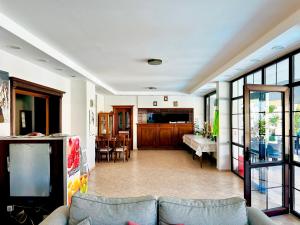 - un salon avec un canapé et une salle à manger dans l'établissement Villa Anfora, à Datça