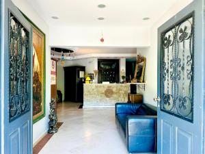 ein Wohnzimmer mit einem blauen Sofa und einer Bar in der Unterkunft Villa Anfora in Datca