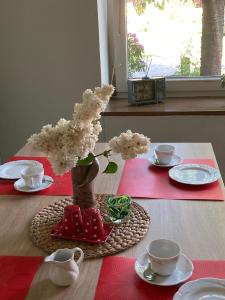 een tafel met een vaas met bloemen op een tafel bij Zur-Kirsche in Nahrendorf