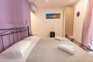 una camera da letto con un grande letto con due asciugamani bianchi di Adam Eric a La Spezia