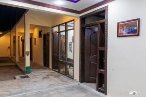 un corridoio di un edificio con porte in vetro di Ghanchi Inn Hotel a Dargai